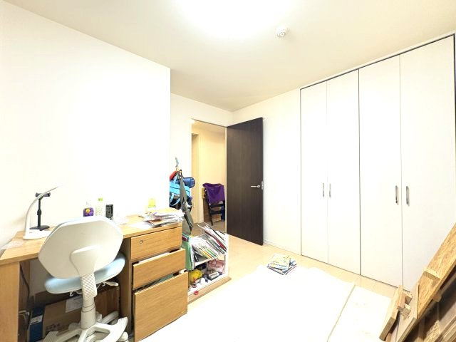 お子様のお部屋としてはもちろん、書斎や趣味部屋としても活用しやすい洋室です。