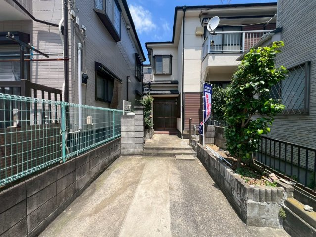 東武スカイツリーライン「草加」駅徒歩約12分！敷地約33坪・ご家族のライフスタイルに合わせた自由設計が可能です！前面道路は通り抜け可能なため、お車での出入りもスムーズです！お気軽にご相談ください！
