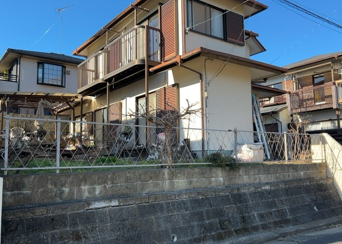 土地の面積＝住宅面積ではありません。建ぺい率の問題などで、土地のある場所によって住宅を建てられる面積は限られています。高さもしかり、「土地」という言葉の中には、建築条件も含まれると考えておきましょう。