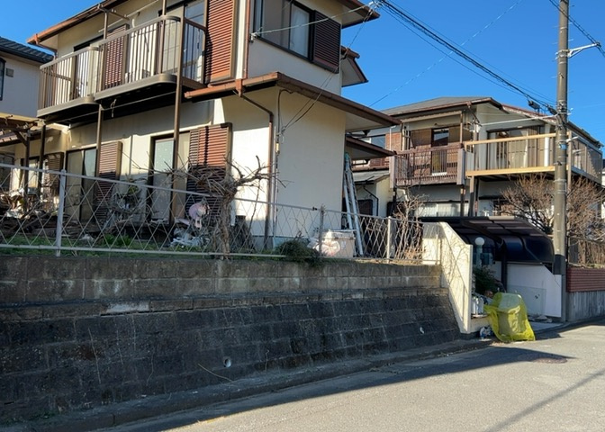 家を建てる場合、方位は要チェックです。現実的に日当たりのよい家ならばリビングは南側、建築基準法でも北側に当たる家への配慮は求められています。土地を見学に行く際は、方位磁針を持って行くようにしましょう。