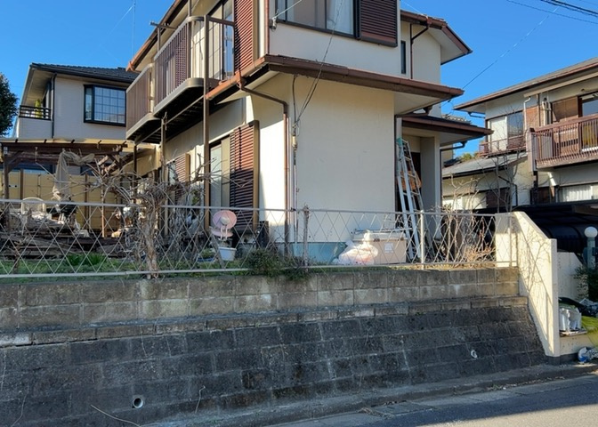 土地の前の道路に消火栓が設置されていることがあります。この場合、道路交通法第45条第1項により、駐車禁止の場所が指定されています。そのため、車庫などの駐車スペースをつくることができない場合があります。