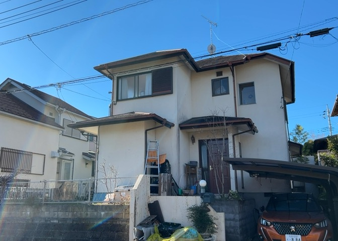 現地に行くなら、物件の周囲の地形がどうなっているかを見ることも大切です。周辺より低くなっている土地では、大雨などで水が集まりやすいため、地盤が弱くなっているということも考えられるため、注意が必要です。