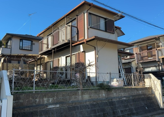 土地購入を検討されている場合、境界杭がない状態で購入してしまうと境界確定測量をする必要があり、費用がかかります。購入の前に、売主、隣土地所有者立ち合いのもと境界を確定し境界杭を設置するのがベストです。