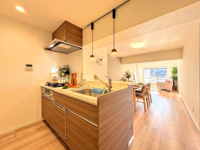 ［施工例］◆キッチンからダイニングやリビングが見渡せるキッチン。料理をしながら家族とコミュニケーションをとれるだけでなく、大きな開放感も得られることができます。