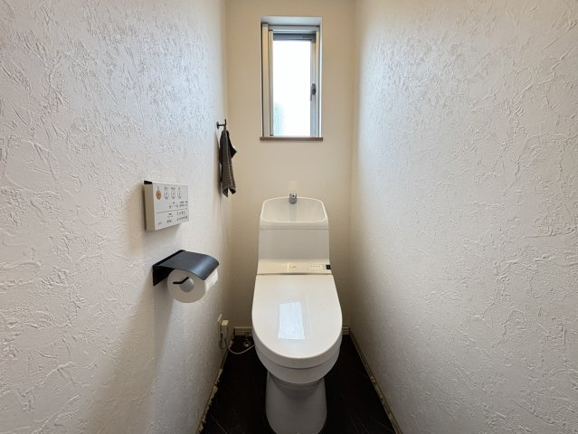 2階にもトイレが設けられているため、家族が多いご家庭でも朝の混雑を軽減できます。明るさと清潔感のある内装で、快適に使用できる空間です。日々の暮らしのストレスを軽減してくれる嬉しい設備です。