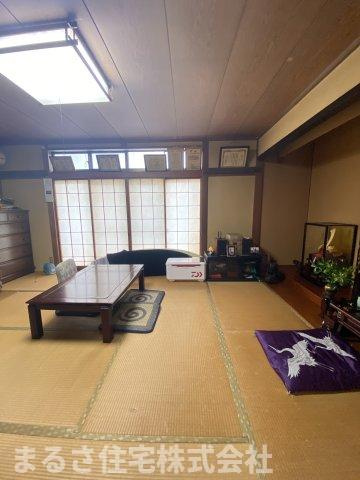 1F和室。9帖の和室で広々お使いいただけます。リフォームしてリビングと繋げればより広いリビングにする事も可能です。