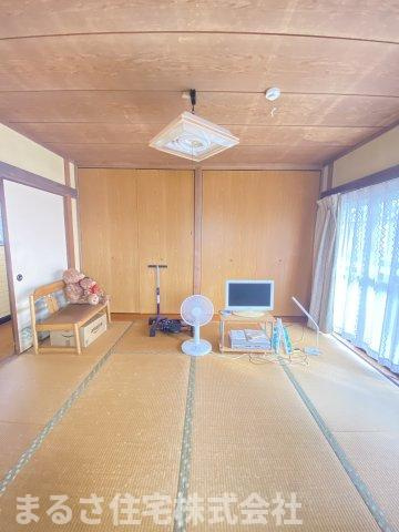 2F和室　大容量の収納スペースがついております。