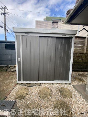 お庭には倉庫があり、そのままお使い頂けます。