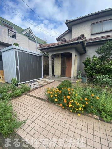 玄関までのタイルもオシャレです(^^)/