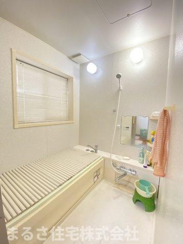 浴室に窓がついているので換気しやすく、朝は日差しが心地よいです。