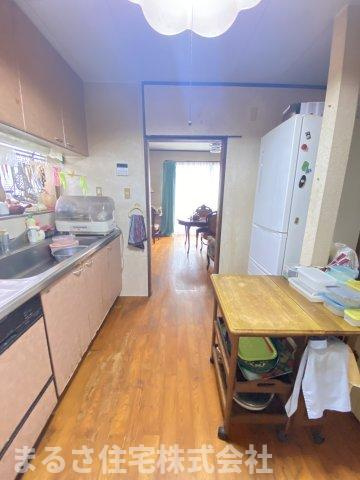 食器棚をおいても余裕のあるキッチンスペースです。