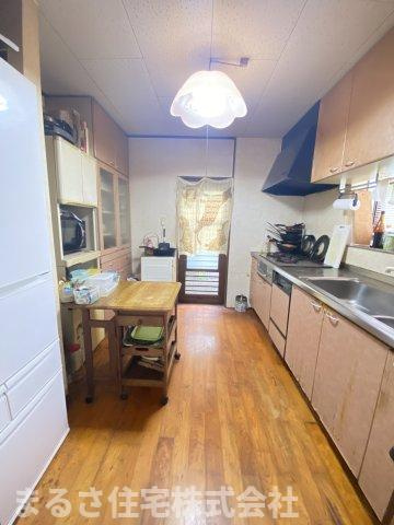 キッチンスペースには勝手口が付いており便利です。