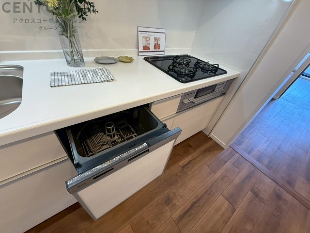 食器洗浄乾燥機は手洗いに比べて時間や労力を節約できます。また、高温のお湯で洗浄されるため、雑菌や細菌を殺菌する効果もあります。さらに、乾燥機能があるため、手で拭く手間も省け衛生的に保管できます。