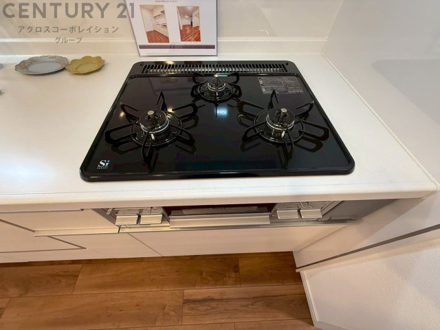 多数の調理器具を同時に使用でき、料理の効率化が可能。省エネで節約になり、様々な料理スタイルに適応できます。また、火力調整が独立しており、手入れや掃除もしやすく、今よりもっとお料理が楽しくなるかも。