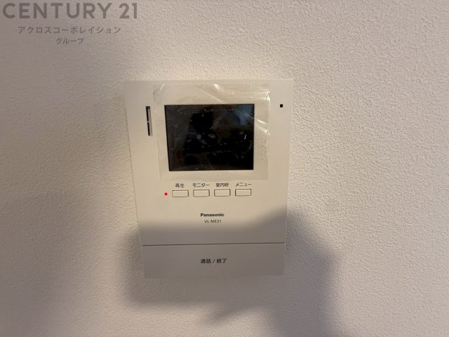 訪問者が来たときにテレビ画面で確認できるため、安心してドアを開けられます。録画機能があるものもあり、留守中に来訪者を記録しておくことができます。利便性が高く、セキュリティ面でも安心です。