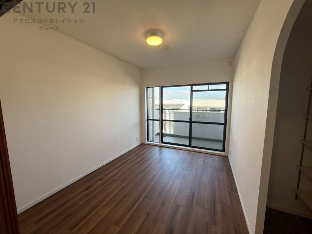 子供部屋…創造性や成長を促す遊びの空間を提供。学習や趣味に集中できる環境を整えます。個別のプライベートスペースは自己表現と自立心を育み、心地よい睡眠環境を整えリラックスできる場所を提供。