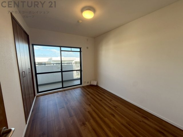 寝室…リラックスできるプライベート空間で、快適な睡眠をサポート。個人の好みに合わせたインテリアや寝具で心地良さを追求。プライベートな時間を過ごし、リフレッシュする場所におすすめです。