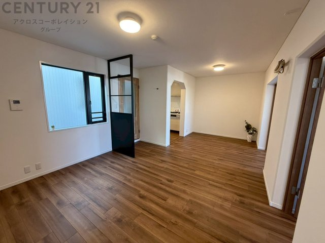 リビングダイニングは家族や友人とのコミュニケーションを楽しむ場所でくつろぎながら食事や会話を楽しめ、多目的に利用できリラックスできる空間です。家庭内の中心として機能し、快適な生活をサポートします。