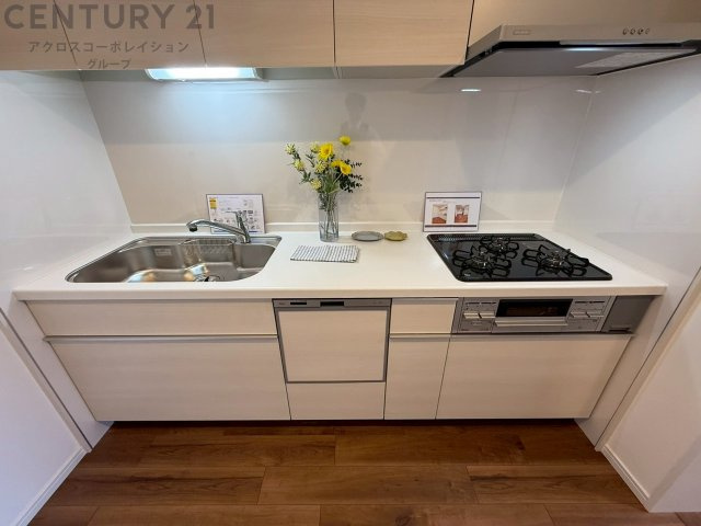 独立型システムキッチンは集中して調理できること、油や煙がリビング・ダイニングに広がりにくいこと、収納スペースを確保しやすいことなど様々なメリットがあります。