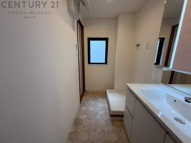 衣服の収納や脱ぎ着や整理整頓がしやすく、湿った衣類を乾燥させるスペースがありカビや臭いの発生を防ぎます。床の汚れを他の部屋に持ち込まず清潔を保つことができます。また快適な入浴環境の整備にも役立ちます。