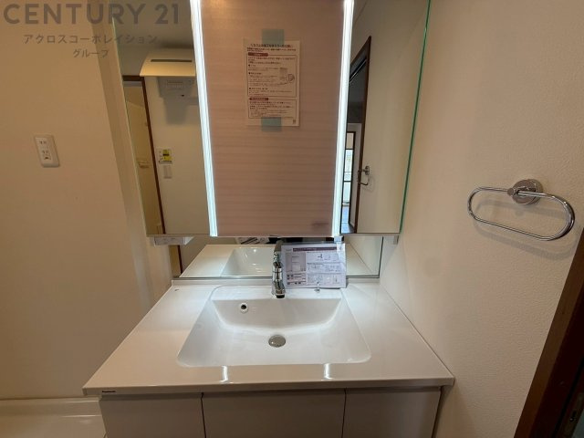 化粧品や洗顔料、歯ブラシなどの必需品をまとめて置ける収納スペースがあり、使用するたびに取り出す手間が省けます。また、水回りのため、濡れても大丈夫な素材が使用されており、お手入れが簡単です。