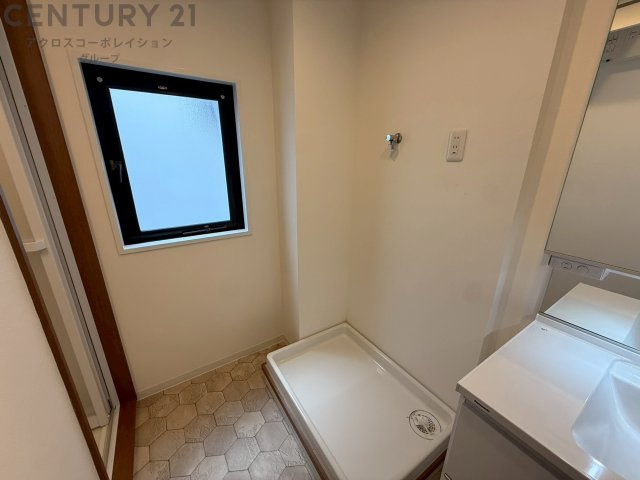 洗濯物の仕分け作業がしやすく、整理整頓が容易になります。洗濯音や湿気を他の部屋に持ち込まず、生活環境を快適に保ちます。上部を活用すれば収納スペースを確保でき洗剤や洗濯用品の整理もしやすくなります。