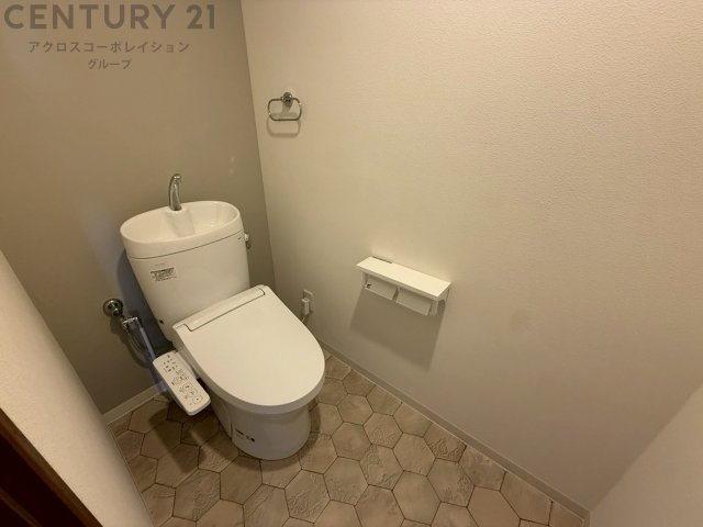 温水洗浄便座付トイレは温水洗浄機能により、暖かい水でおしりを洗浄することができ、冷たい水を使う従来の便座に比べ、温水洗浄機能で暖かいトイレを提供し、快適な使用を可能にします。