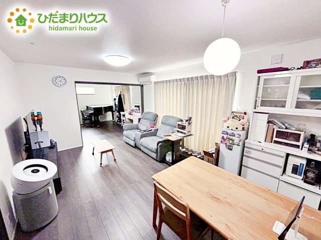家族との大切な時間を多く過ごすリビング。ゆったりとした広さのある空間で会話も弾みます♪大きい窓からは明るい日差しが差し込みます。居心地の良いリビングでおうち時間を楽しんで！