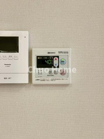 【給湯リモコン】外での一日を忘れさせてくれるオートバス機能でお好みの湯量・温度に調整された浴槽。