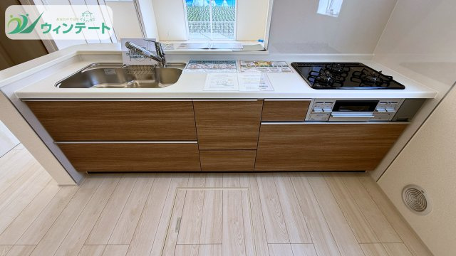シンプルで機能的なキッチン。使いやすい動線設計で、料理も後片付けもスムーズに行えます。