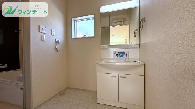 家族みんなが使いやすい収納力のある洗面台。朝の支度もスムーズにゆとりのある一日を始められます。