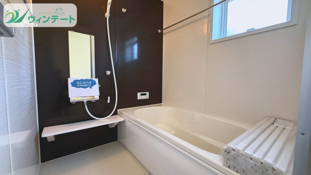 ゆとりのある浴槽で一日の疲れをリセット。追い焚き・浴室乾燥機付きで、機能性と快適性を兼ね備えた浴室です。