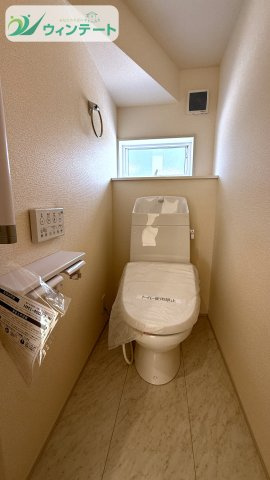 温水洗浄便座付きで快適にご利用いただけます。落ち着いた色合いで清潔感あふれる空間です。