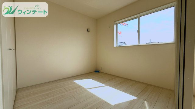 各居室はしっかりとした広さがあり、ベッドやデスクを置いても開放感を感じられる空間設計です。
