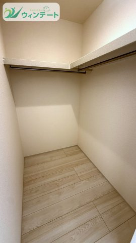 ウォークインクローゼットがあることで、生活空間がすっきり。整理整頓しやすい収納スペースです。