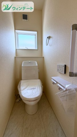 使い勝手の良い温水洗浄便座付きトイレ。明るく清潔感のある空間で快適にご使用いただけます。