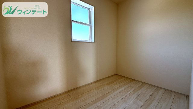 完成した洋室です。窓からの採光が心地よく、実際の広さと明るさをぜひ現地でご確認ください♪