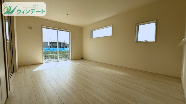 対面キッチンからはリビング全体が見渡せ、小さなお子さまがいても安心。家族の絆を深める空間です。