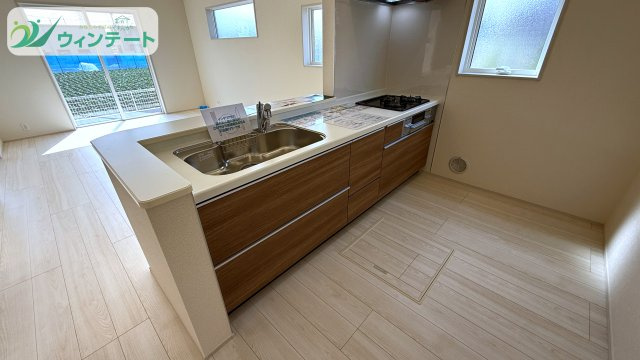 キッチンからリビングが見える開放的な空間設計。料理をしながら家族とのコミュニケーションが楽しめます。
