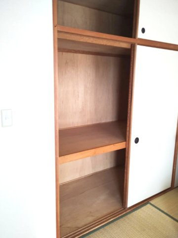 6帖の和室には、押入れ付き！奥行きのある押入れは、お布団はもちろん、衣装ケースや季節家電の収納にも便利です。