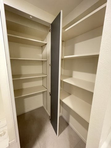 収納力もある明るい洗面所は、大量のストックもスッキリと片付きます。　