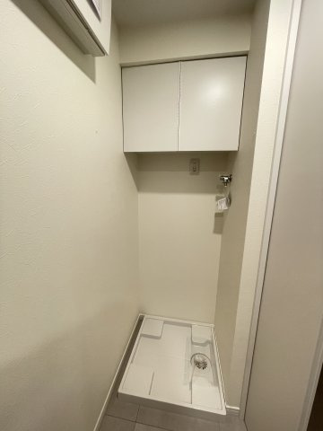 洗濯機置き場の上にも収納スペースがあり、小さなお子様の洗剤等の誤飲も心配不要。　　