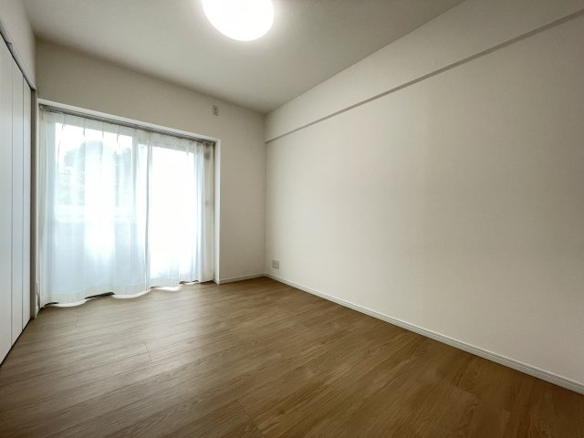 大きな掃き出し窓がついた洋室は、日中は照明がなくても明るく、子ども部屋としてもピッタリ。　