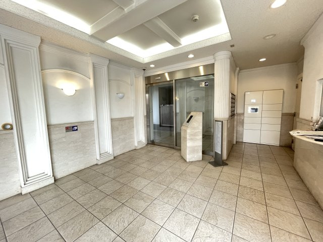 明るく広々としたエントランスが迎えてくれます。　