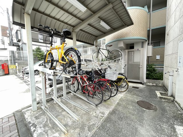 屋根付きの駐輪場で、サビや汚れの心配も不要。　