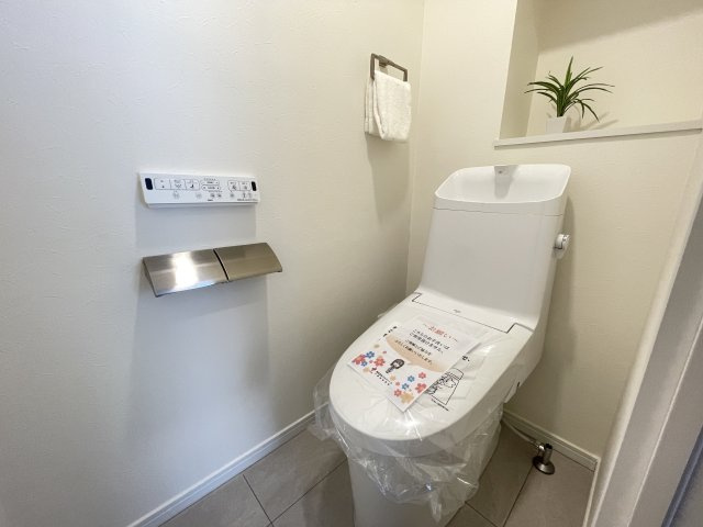 温水洗浄便座付きの清潔感あるトイレは、落ち着いた空間に。　