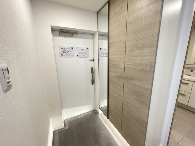 大きな鏡のついた玄関で、お出かけ前の身だしなみチェックもバッチリです。　
