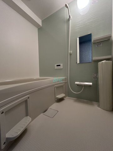 一日の疲れを癒すバスルームは、心地よいリラックスを叶える清潔感溢れる美しい空間です。