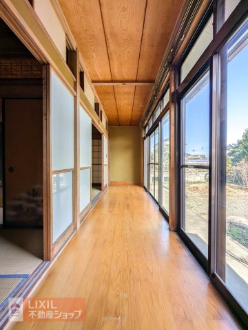 庭園を眺めることができる縁側です！　陽当たりが良いので、日向ぼっこもできます♪