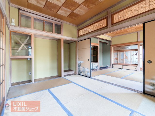 1階中央の和室です！　襖を開け放つことで14帖の大空間となり、　大人数での行事等にも対応できる伝統的な良さがあります。　　